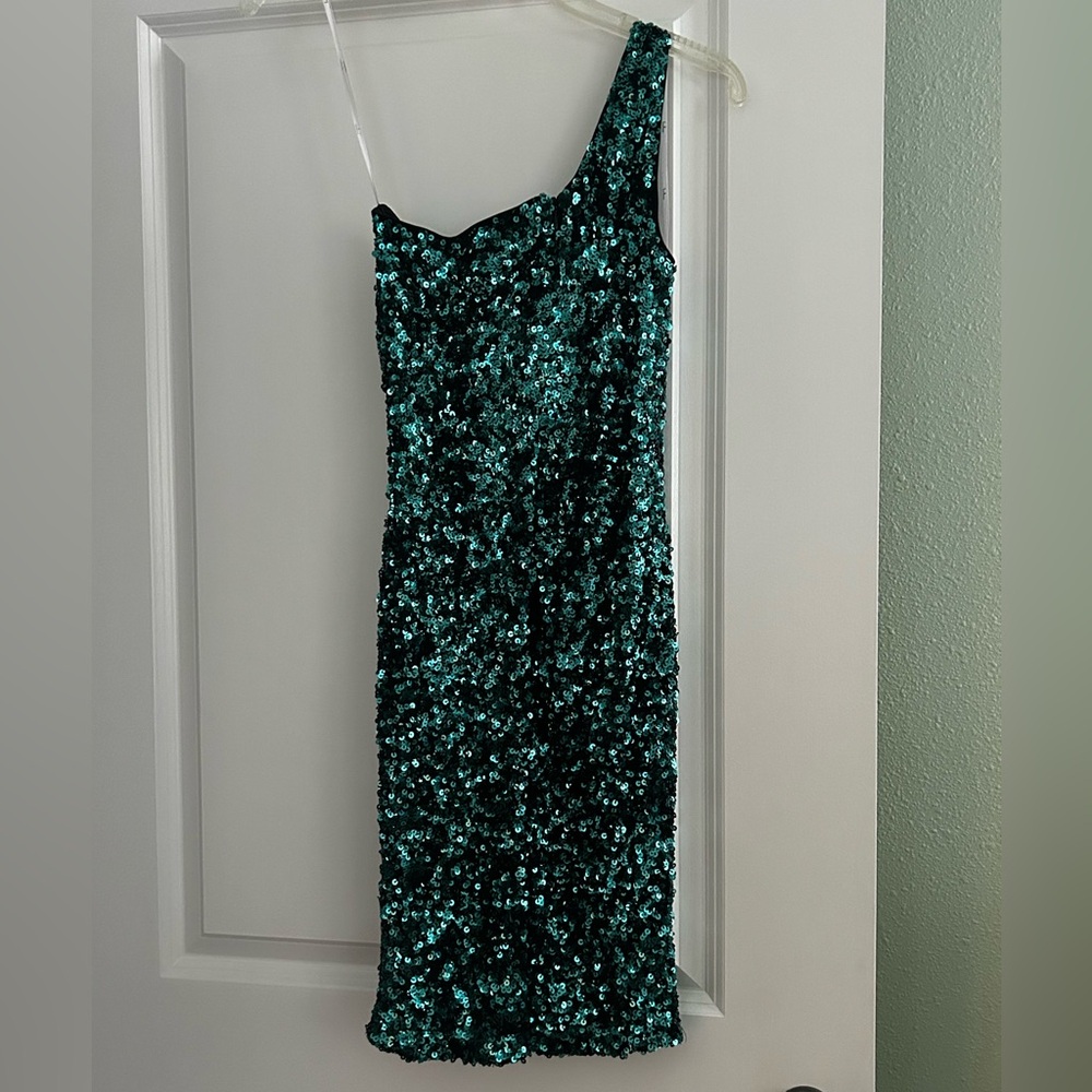 Lulu’s Green Sequin Dress - Picture 3 of 3